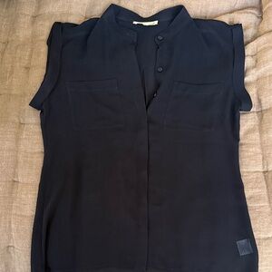 Olive & Oak Black Sleeveless Split-Neck Blouse